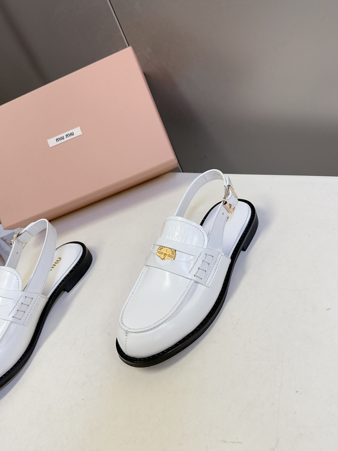 Miu Miu缪缪春夏最新款钱币后空乐福鞋 新出的‘小钱币’真的让人一整个心都融化✔️超多网红时尚博主种