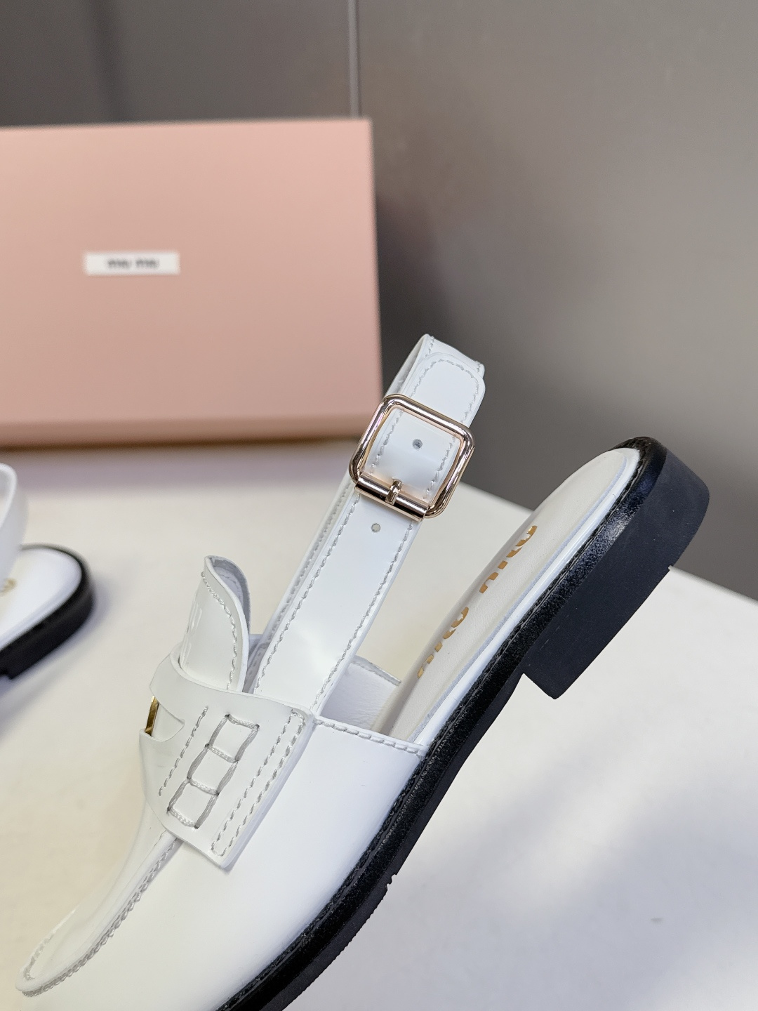 Miu Miu缪缪春夏最新款钱币后空乐福鞋 新出的‘小钱币’真的让人一整个心都融化✔️超多网红时尚博主种