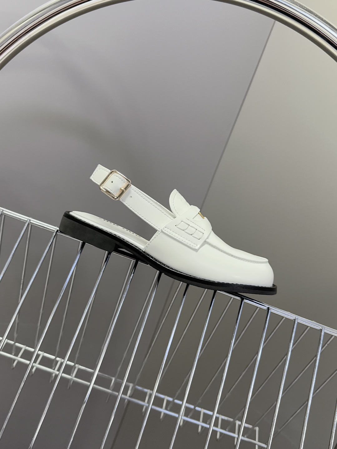 Miu Miu缪缪春夏最新款钱币后空乐福鞋 新出的‘小钱币’真的让人一整个心都融化✔️超多网红时尚博主种