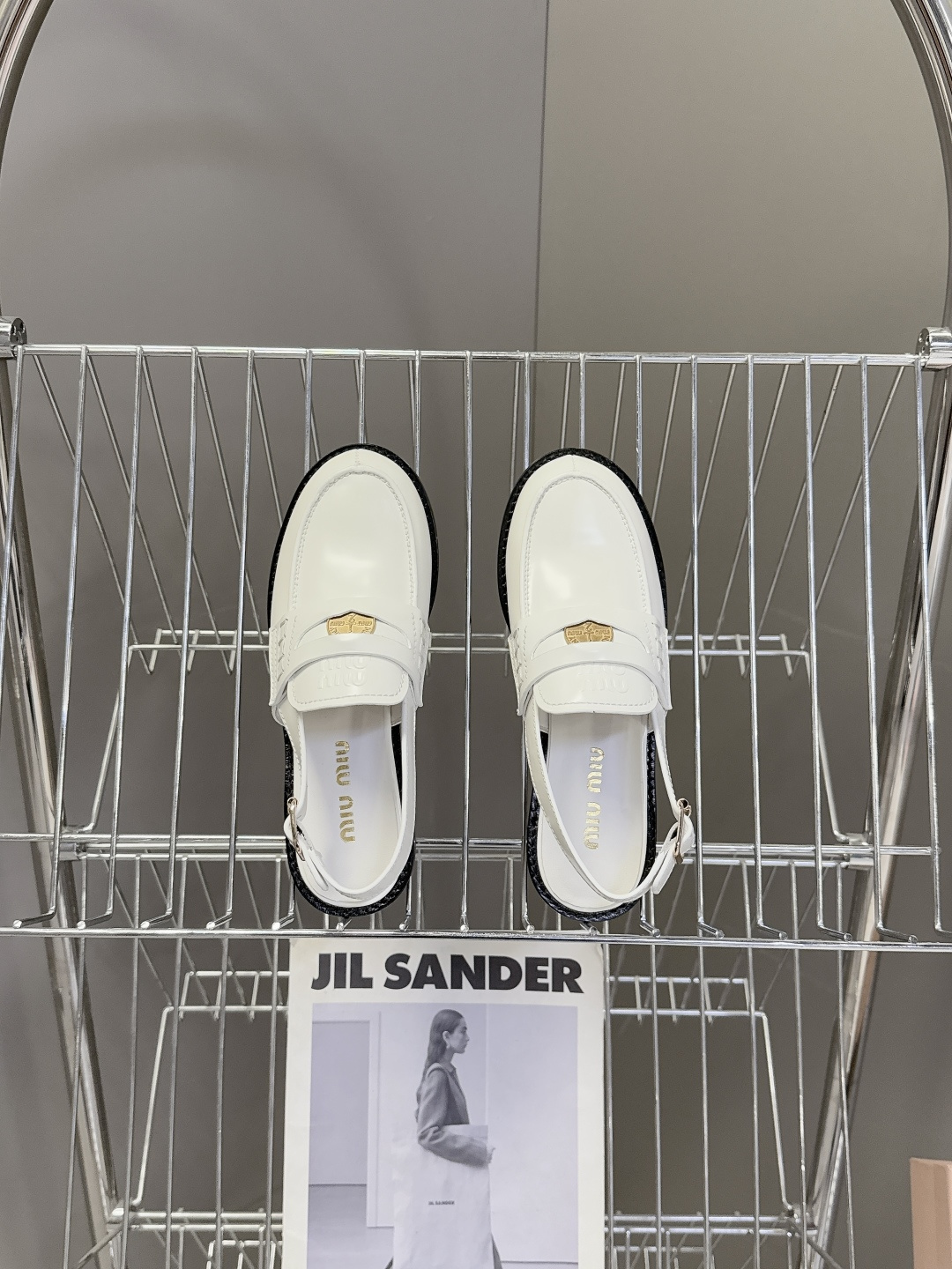 Miu Miu缪缪春夏最新款钱币后空乐福鞋 新出的‘小钱币’真的让人一整个心都融化✔️超多网红时尚博主种