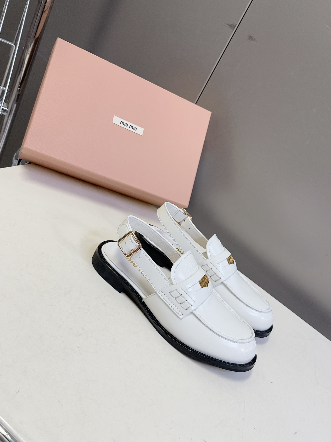 Miu Miu缪缪春夏最新款钱币后空乐福鞋 新出的‘小钱币’真的让人一整个心都融化✔️超多网红时尚博主种