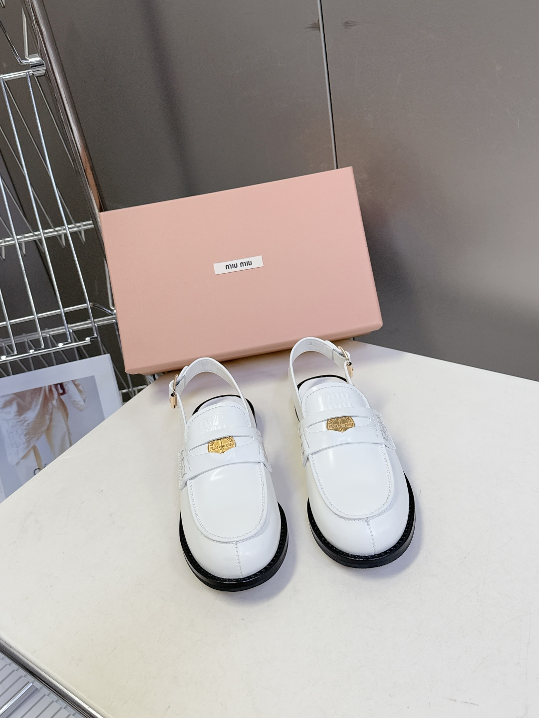 Miu Miu缪缪春夏最新款钱币后空乐福鞋 新出的‘小钱币’真的让人一整个心都融化✔️超多网红时尚博主种