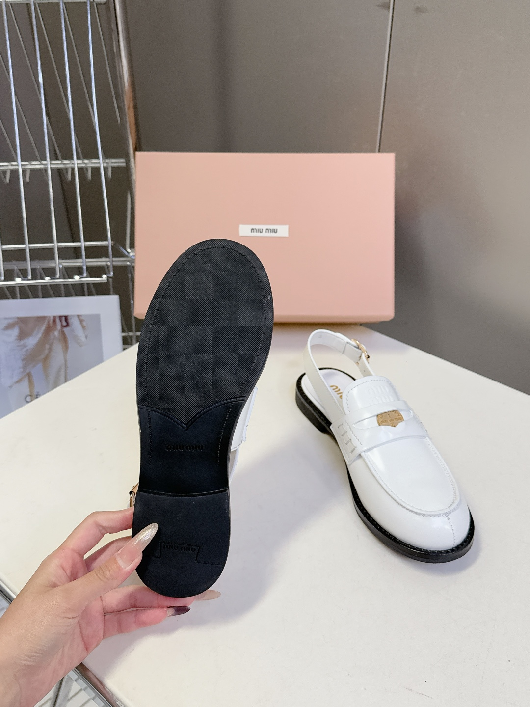 Miu Miu缪缪春夏最新款钱币后空乐福鞋 新出的‘小钱币’真的让人一整个心都融化✔️超多网红时尚博主种