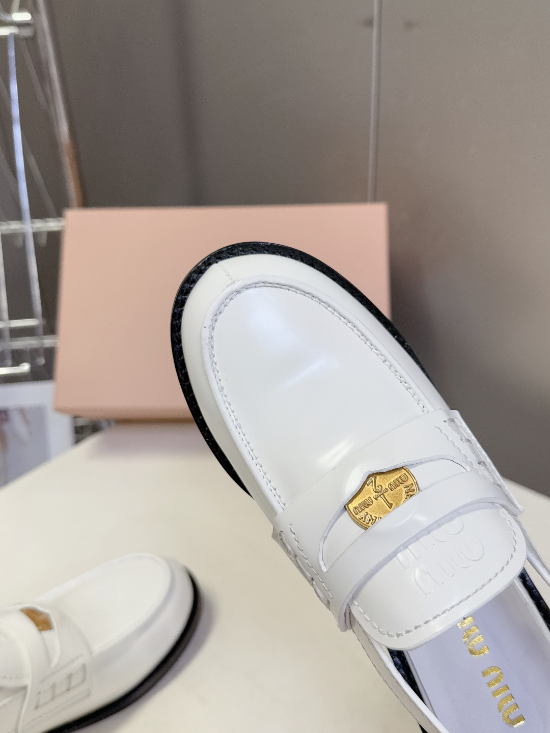 Miu Miu缪缪春夏最新款钱币后空乐福鞋 新出的‘小钱币’真的让人一整个心都融化✔️超多网红时尚博主种