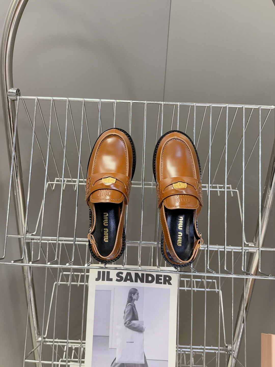 Miu Miu缪缪春夏最新款钱币后空乐福鞋 新出的‘小钱币’真的让人一整个心都融化✔️超多网红时尚博主种