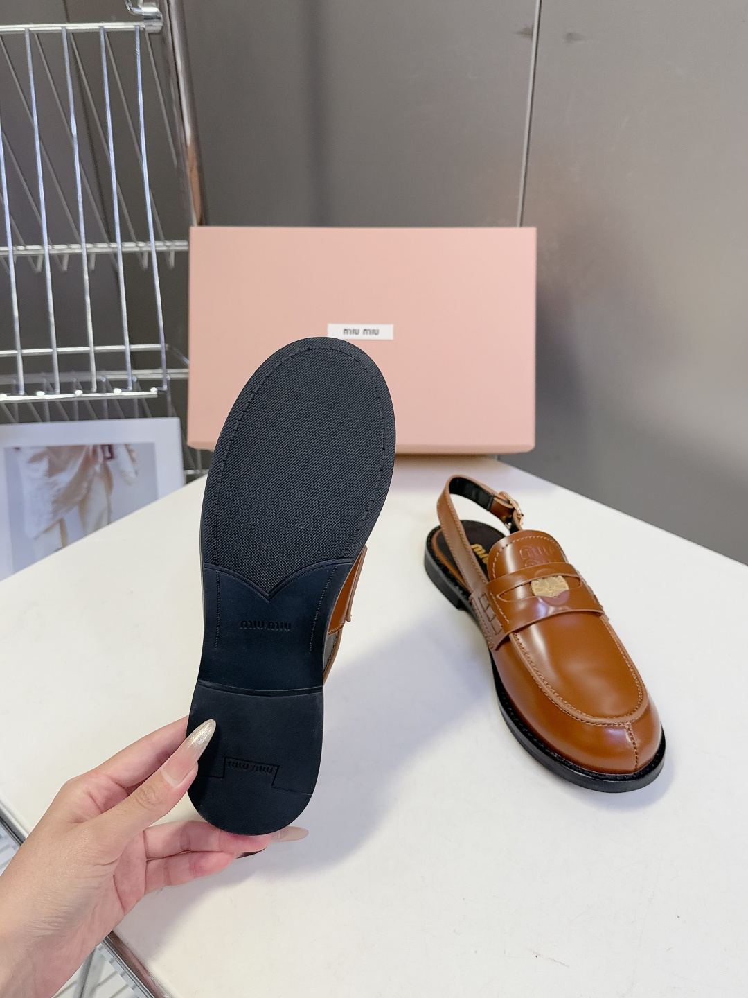 Miu Miu缪缪春夏最新款钱币后空乐福鞋 新出的‘小钱币’真的让人一整个心都融化✔️超多网红时尚博主种