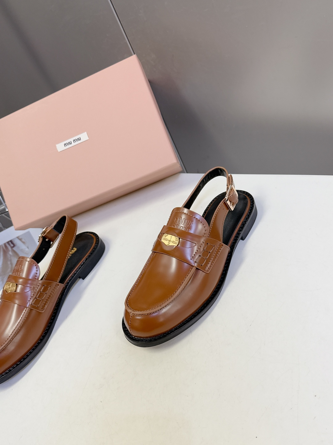 Miu Miu缪缪春夏最新款钱币后空乐福鞋 新出的‘小钱币’真的让人一整个心都融化✔️超多网红时尚博主种