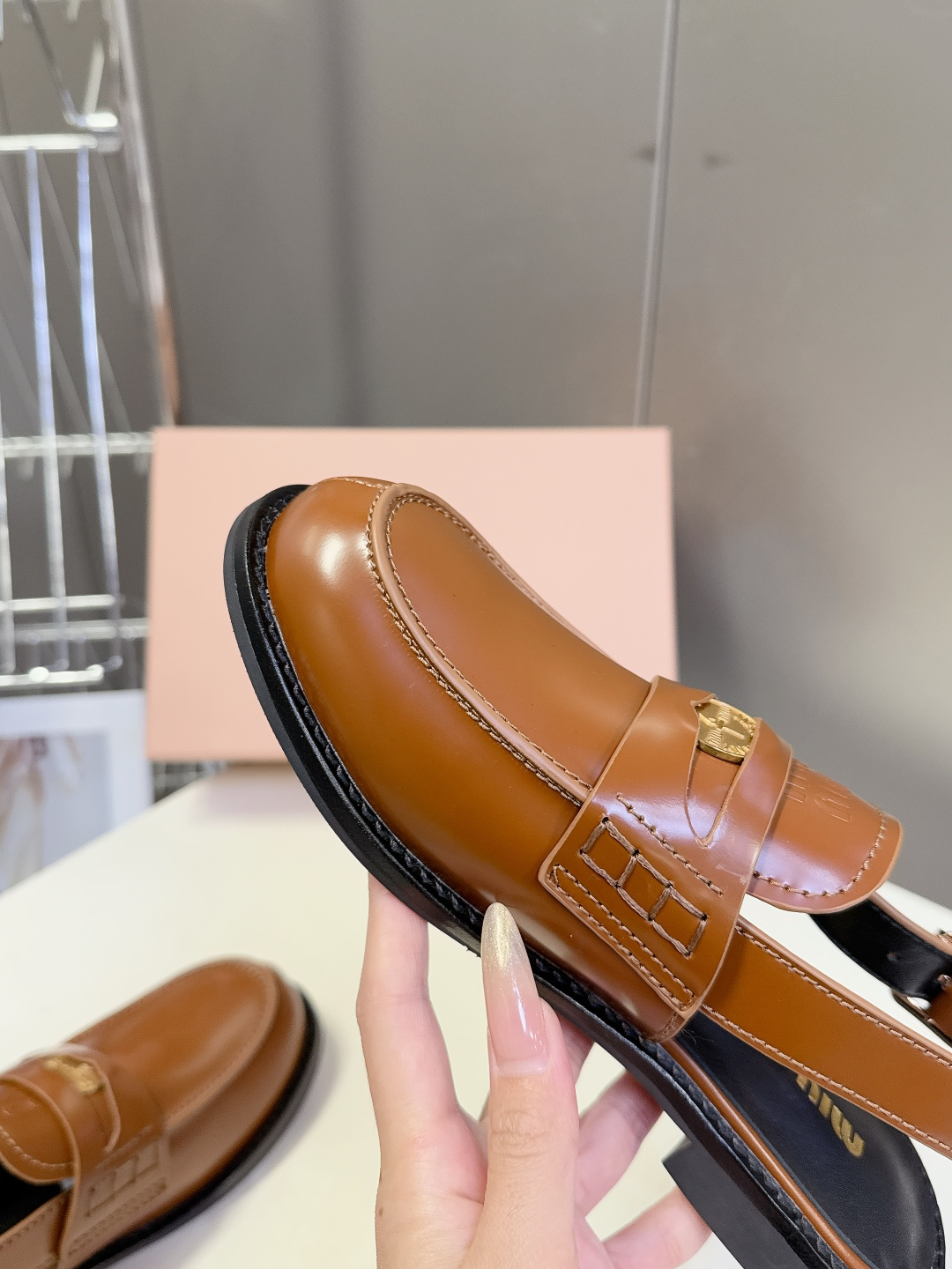 Miu Miu缪缪春夏最新款钱币后空乐福鞋 新出的‘小钱币’真的让人一整个心都融化✔️超多网红时尚博主种