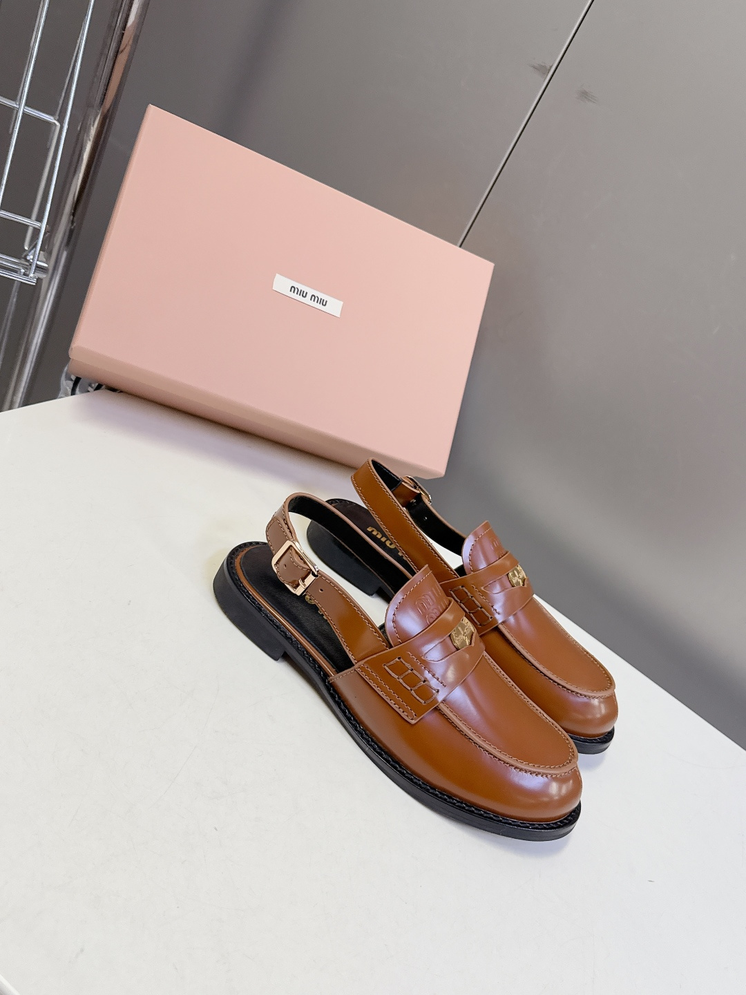 Miu Miu缪缪春夏最新款钱币后空乐福鞋 新出的‘小钱币’真的让人一整个心都融化✔️超多网红时尚博主种