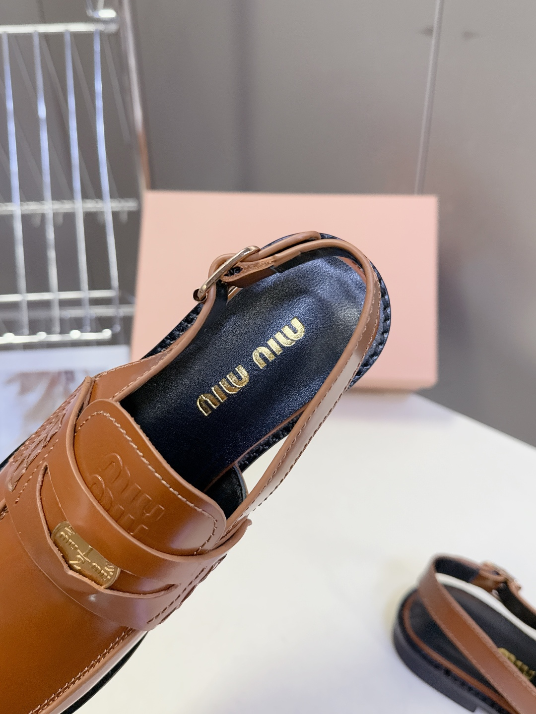 Miu Miu缪缪春夏最新款钱币后空乐福鞋 新出的‘小钱币’真的让人一整个心都融化✔️超多网红时尚博主种