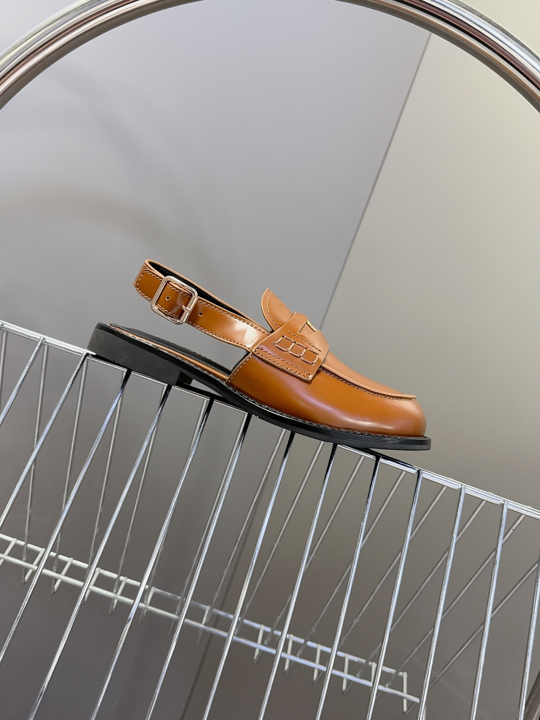 Miu Miu缪缪春夏最新款钱币后空乐福鞋 新出的‘小钱币’真的让人一整个心都融化✔️超多网红时尚博主种