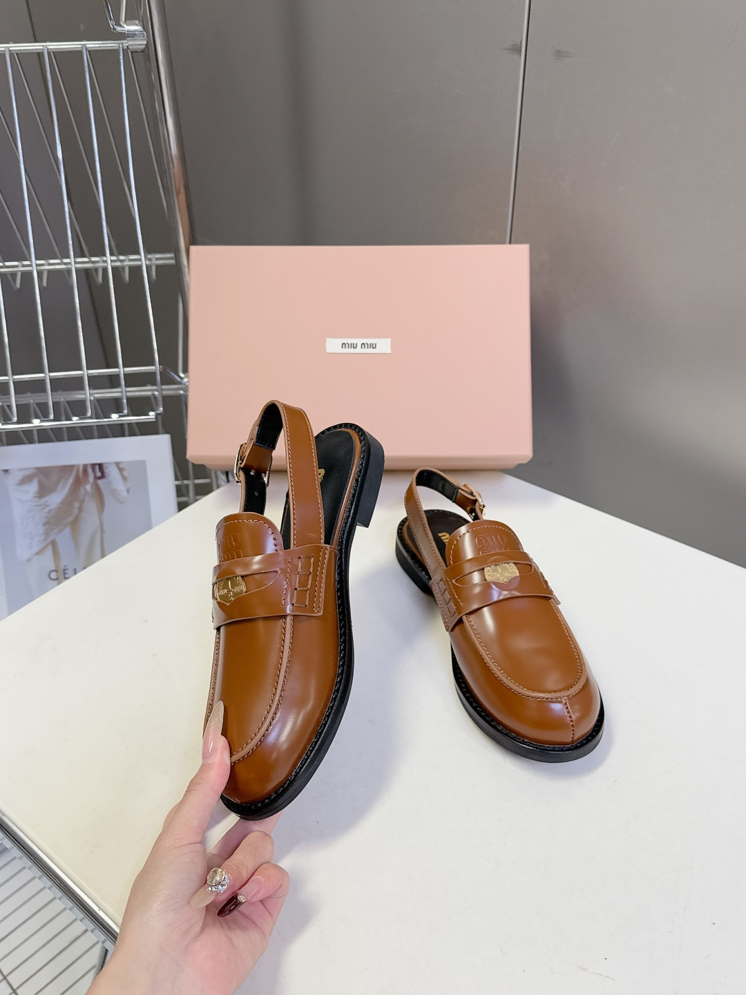 Miu Miu缪缪春夏最新款钱币后空乐福鞋 新出的‘小钱币’真的让人一整个心都融化✔️超多网红时尚博主种