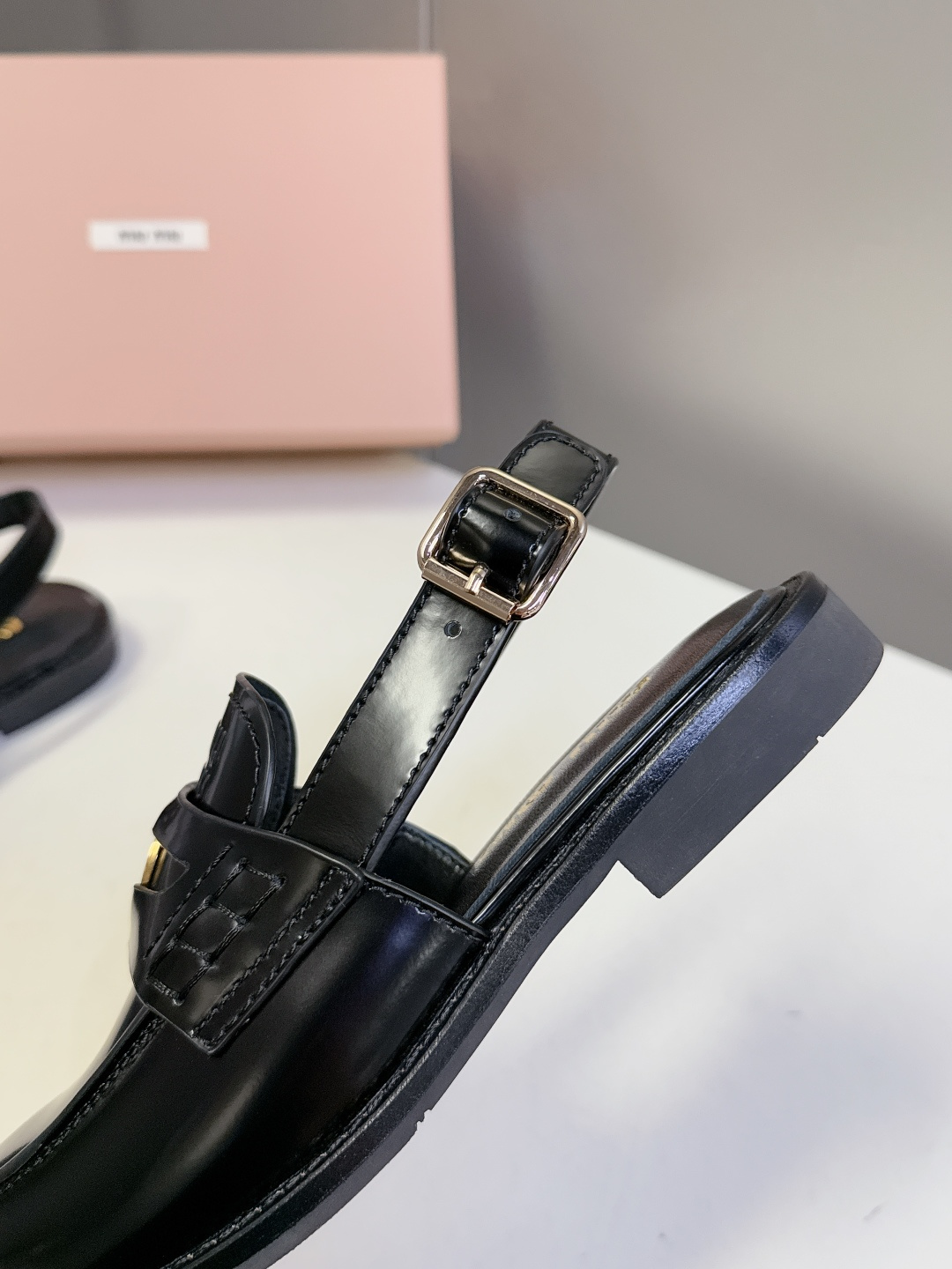 Miu Miu缪缪春夏最新款钱币后空乐福鞋 新出的‘小钱币’真的让人一整个心都融化✔️超多网红时尚博主种