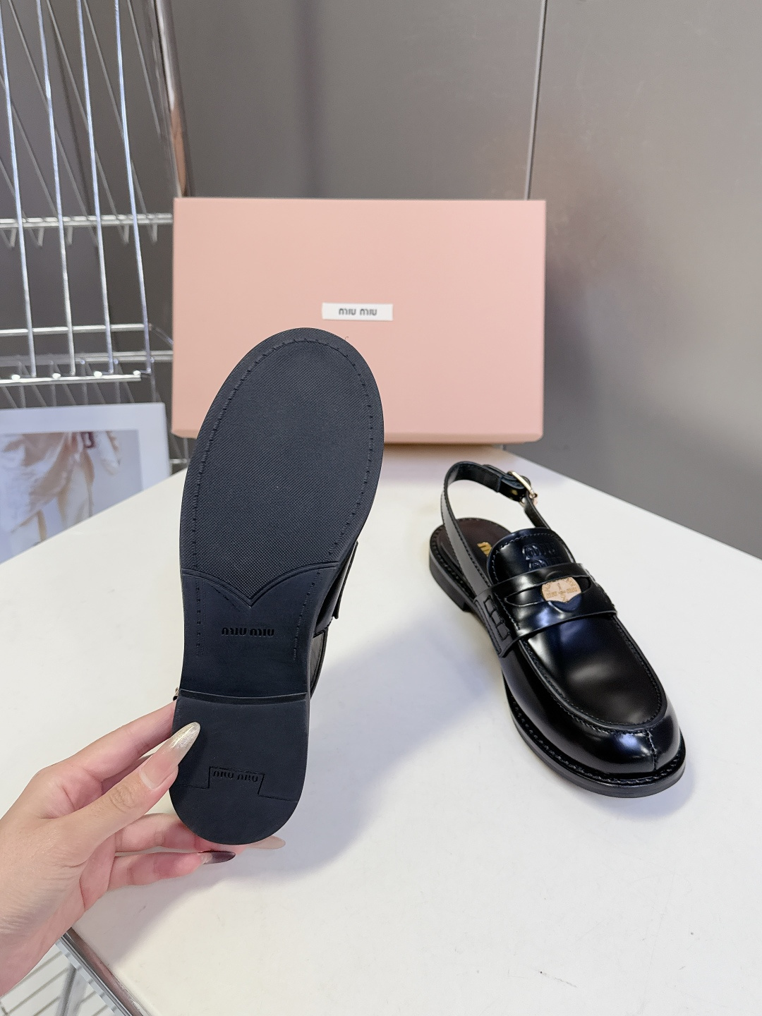 Miu Miu缪缪春夏最新款钱币后空乐福鞋 新出的‘小钱币’真的让人一整个心都融化✔️超多网红时尚博主种