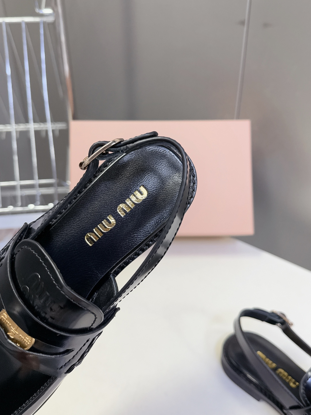 Miu Miu缪缪春夏最新款钱币后空乐福鞋 新出的‘小钱币’真的让人一整个心都融化✔️超多网红时尚博主种