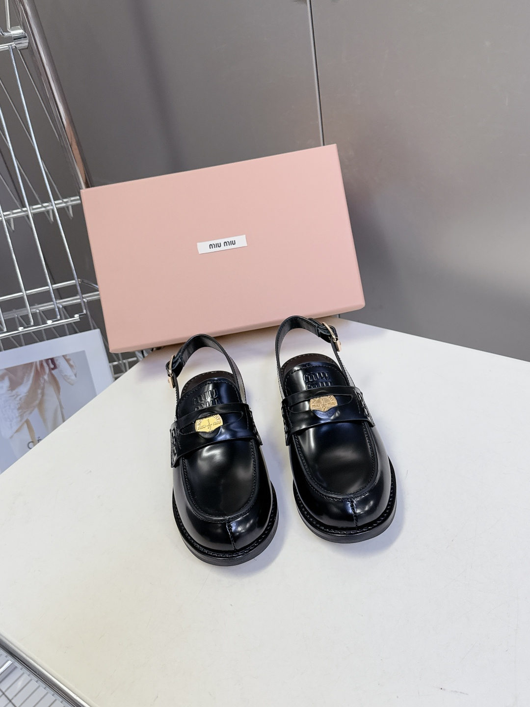 Miu Miu缪缪春夏最新款钱币后空乐福鞋 新出的‘小钱币’真的让人一整个心都融化✔️超多网红时尚博主种