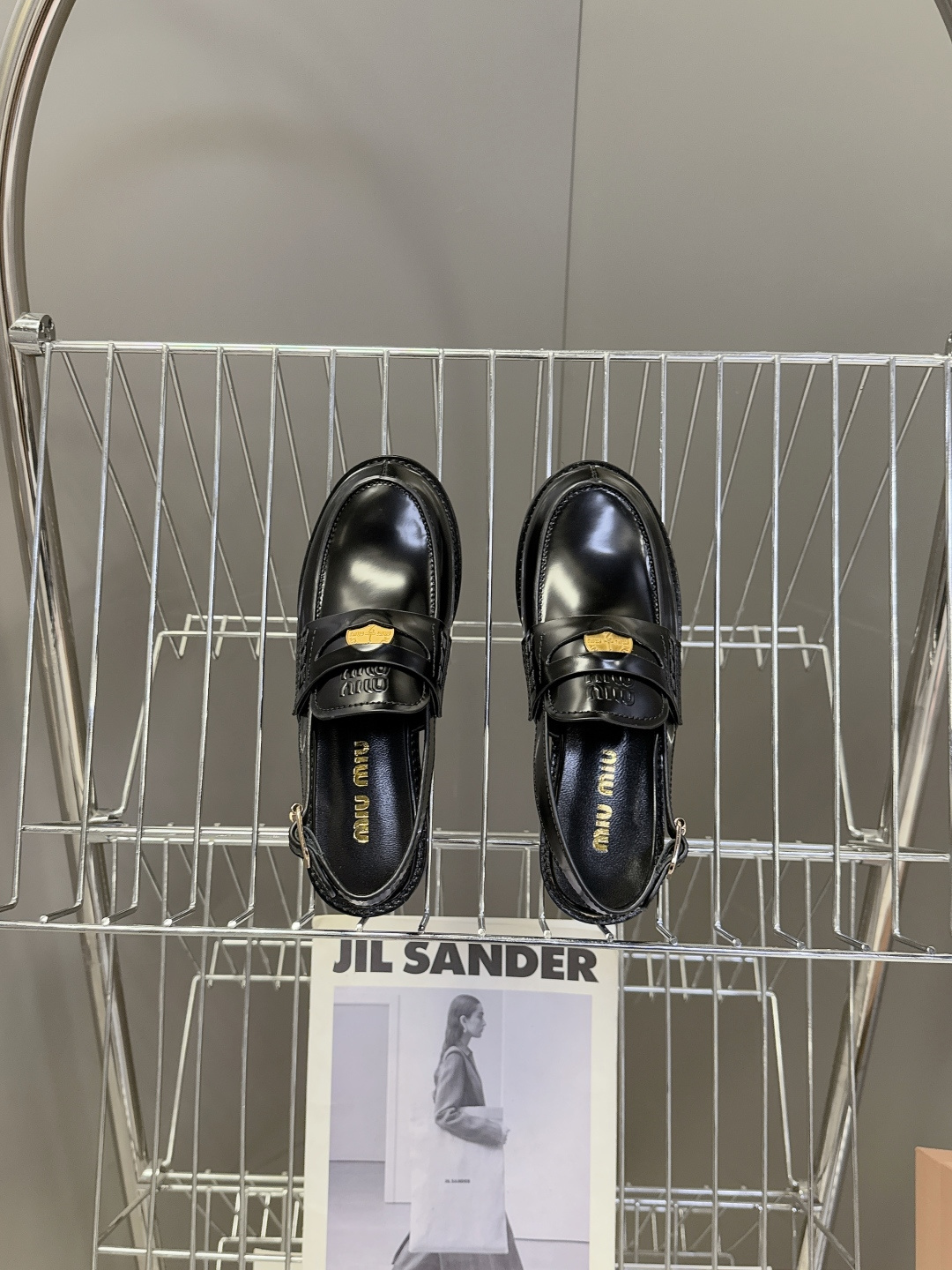 Miu Miu缪缪春夏最新款钱币后空乐福鞋 新出的‘小钱币’真的让人一整个心都融化✔️超多网红时尚博主种