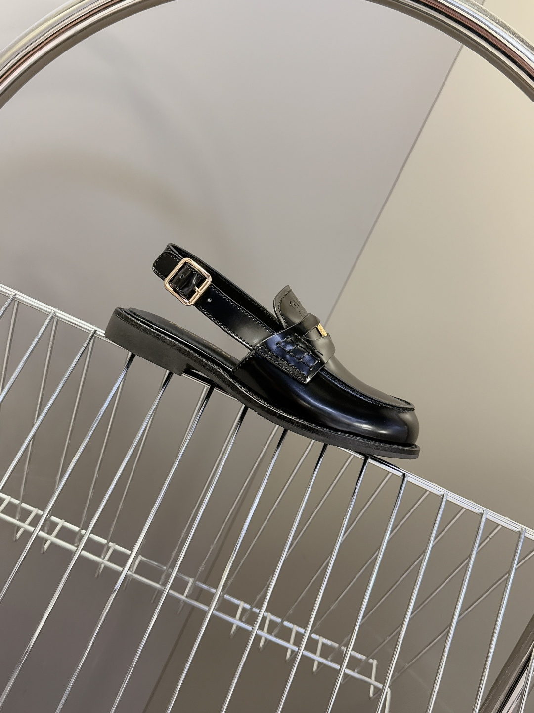 Miu Miu缪缪春夏最新款钱币后空乐福鞋 新出的‘小钱币’真的让人一整个心都融化✔️超多网红时尚博主种