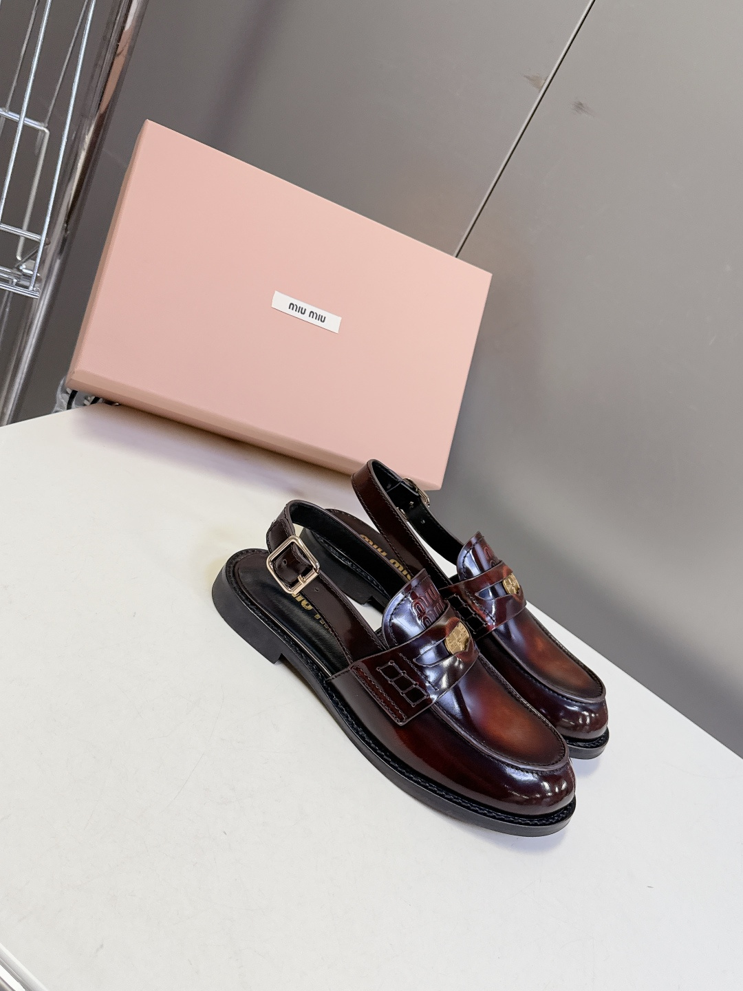 Miu Miu缪缪春夏最新款钱币后空乐福鞋 新出的‘小钱币’真的让人一整个心都融化✔️超多网红时尚博主种