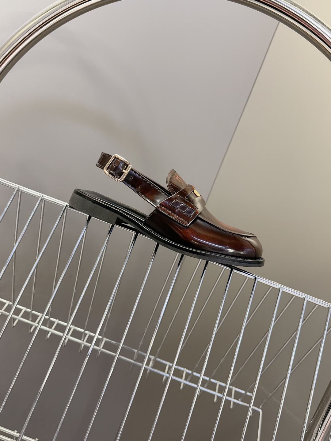 Miu Miu缪缪春夏最新款钱币后空乐福鞋 新出的‘小钱币’真的让人一整个心都融化✔️超多网红时尚博主种