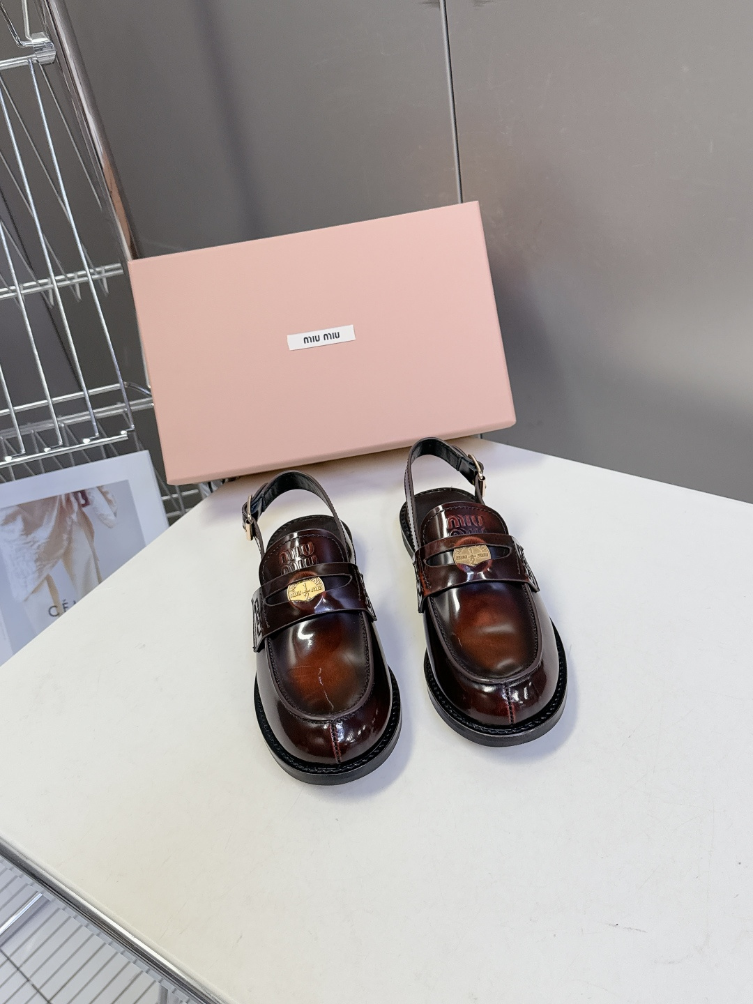 Miu Miu缪缪春夏最新款钱币后空乐福鞋 新出的‘小钱币’真的让人一整个心都融化✔️超多网红时尚博主种