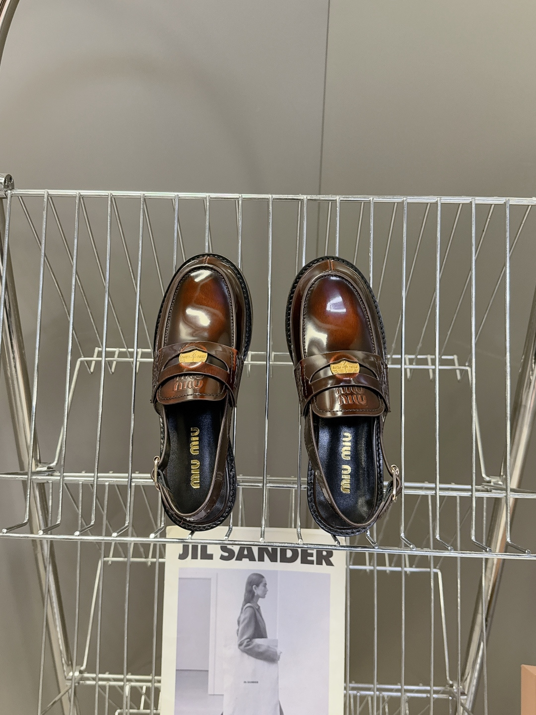 Miu Miu缪缪春夏最新款钱币后空乐福鞋 新出的‘小钱币’真的让人一整个心都融化✔️超多网红时尚博主种