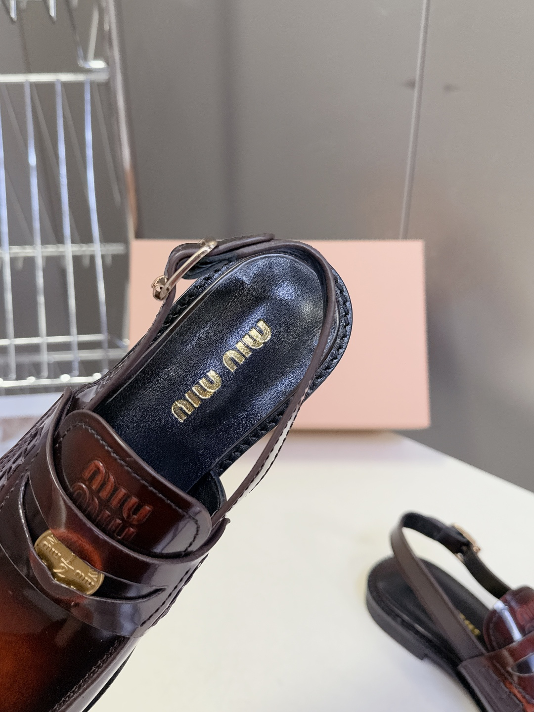 Miu Miu缪缪春夏最新款钱币后空乐福鞋 新出的‘小钱币’真的让人一整个心都融化✔️超多网红时尚博主种