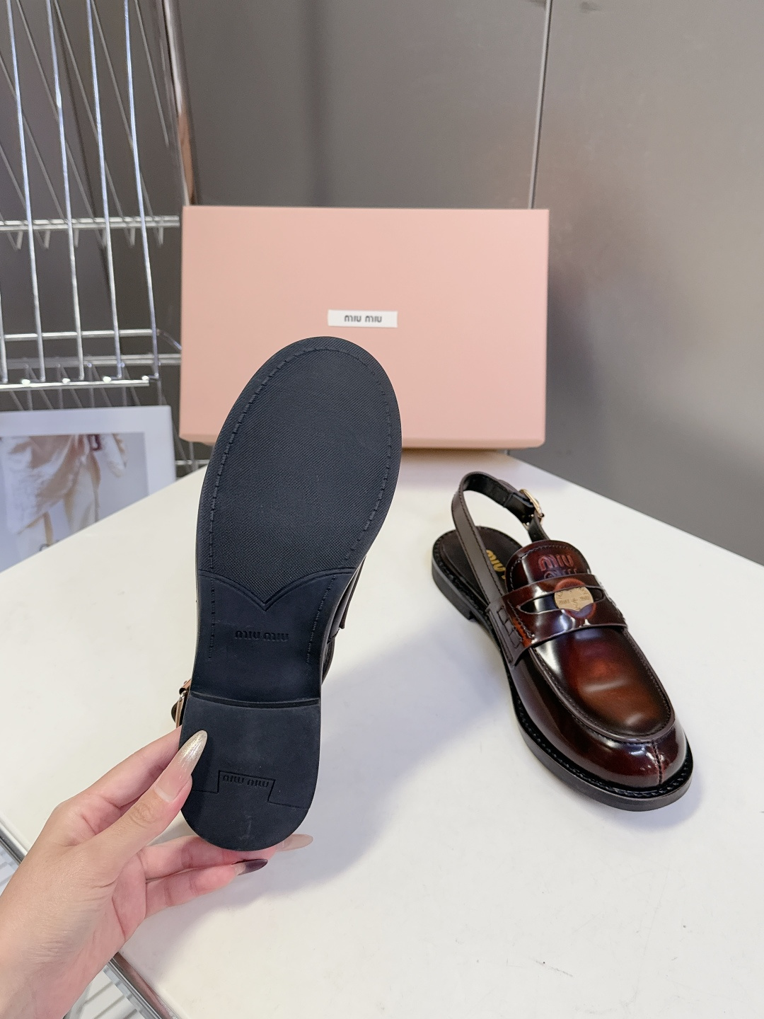 Miu Miu缪缪春夏最新款钱币后空乐福鞋 新出的‘小钱币’真的让人一整个心都融化✔️超多网红时尚博主种