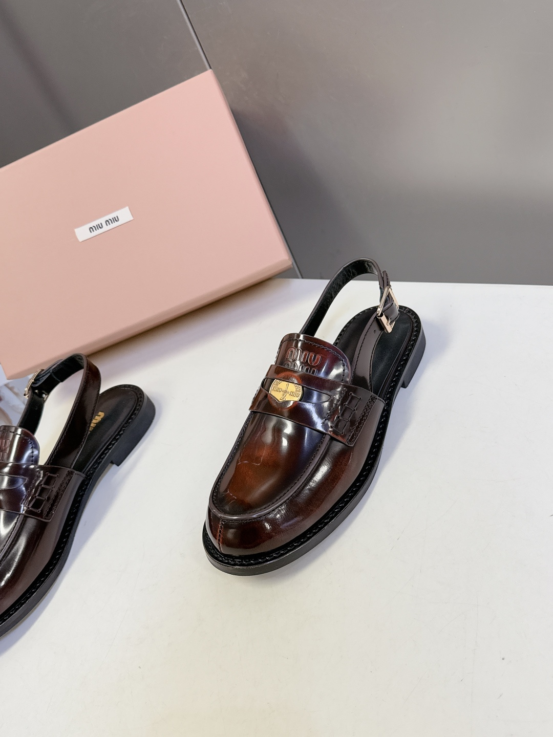 Miu Miu缪缪春夏最新款钱币后空乐福鞋 新出的‘小钱币’真的让人一整个心都融化✔️超多网红时尚博主种