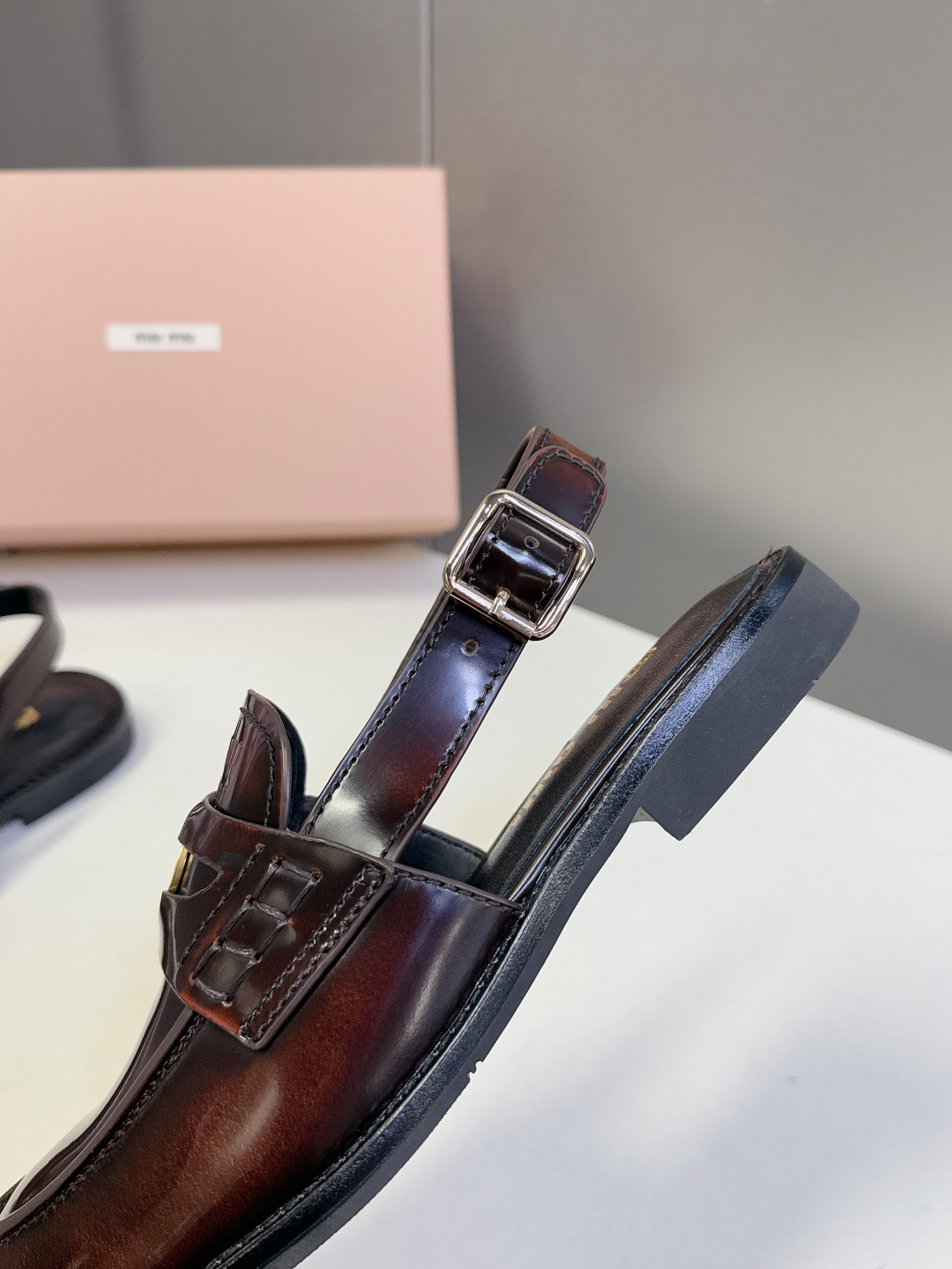 Miu Miu缪缪春夏最新款钱币后空乐福鞋 新出的‘小钱币’真的让人一整个心都融化✔️超多网红时尚博主种