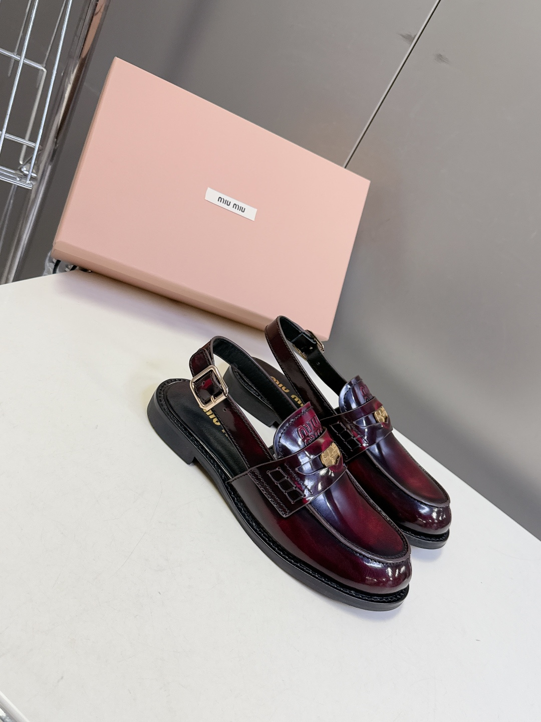 Miu Miu缪缪春夏最新款钱币后空乐福鞋 新出的‘小钱币’真的让人一整个心都融化✔️超多网红时尚博主种