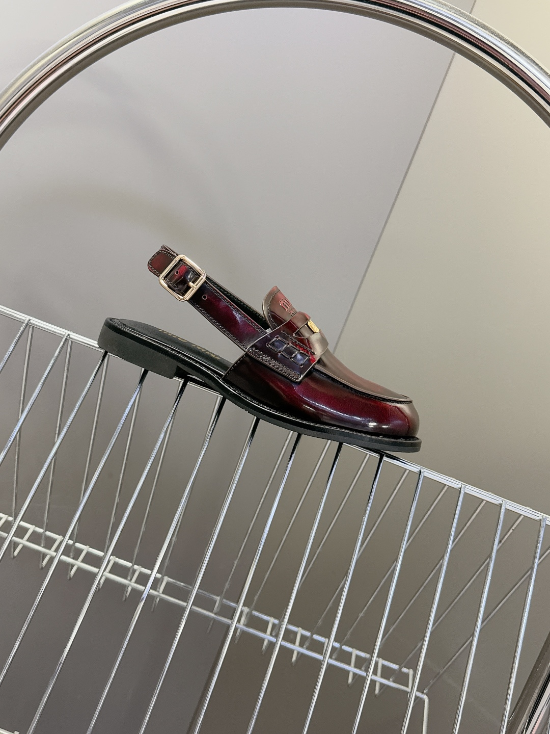 Miu Miu缪缪春夏最新款钱币后空乐福鞋 新出的‘小钱币’真的让人一整个心都融化✔️超多网红时尚博主种