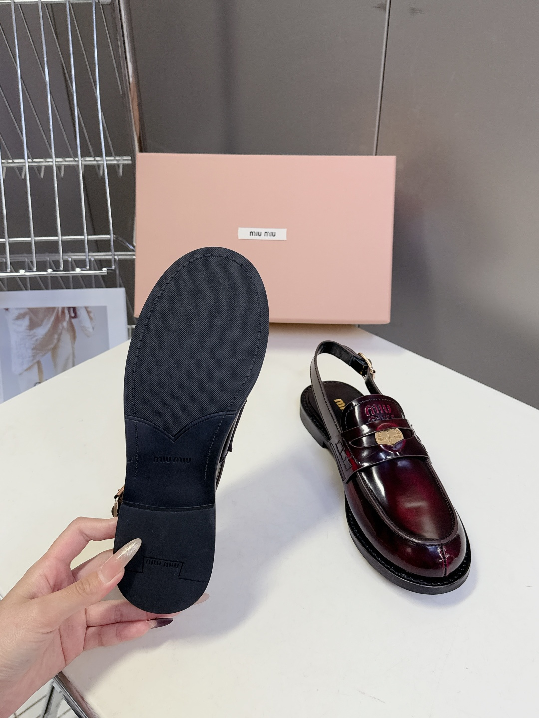 Miu Miu缪缪春夏最新款钱币后空乐福鞋 新出的‘小钱币’真的让人一整个心都融化✔️超多网红时尚博主种