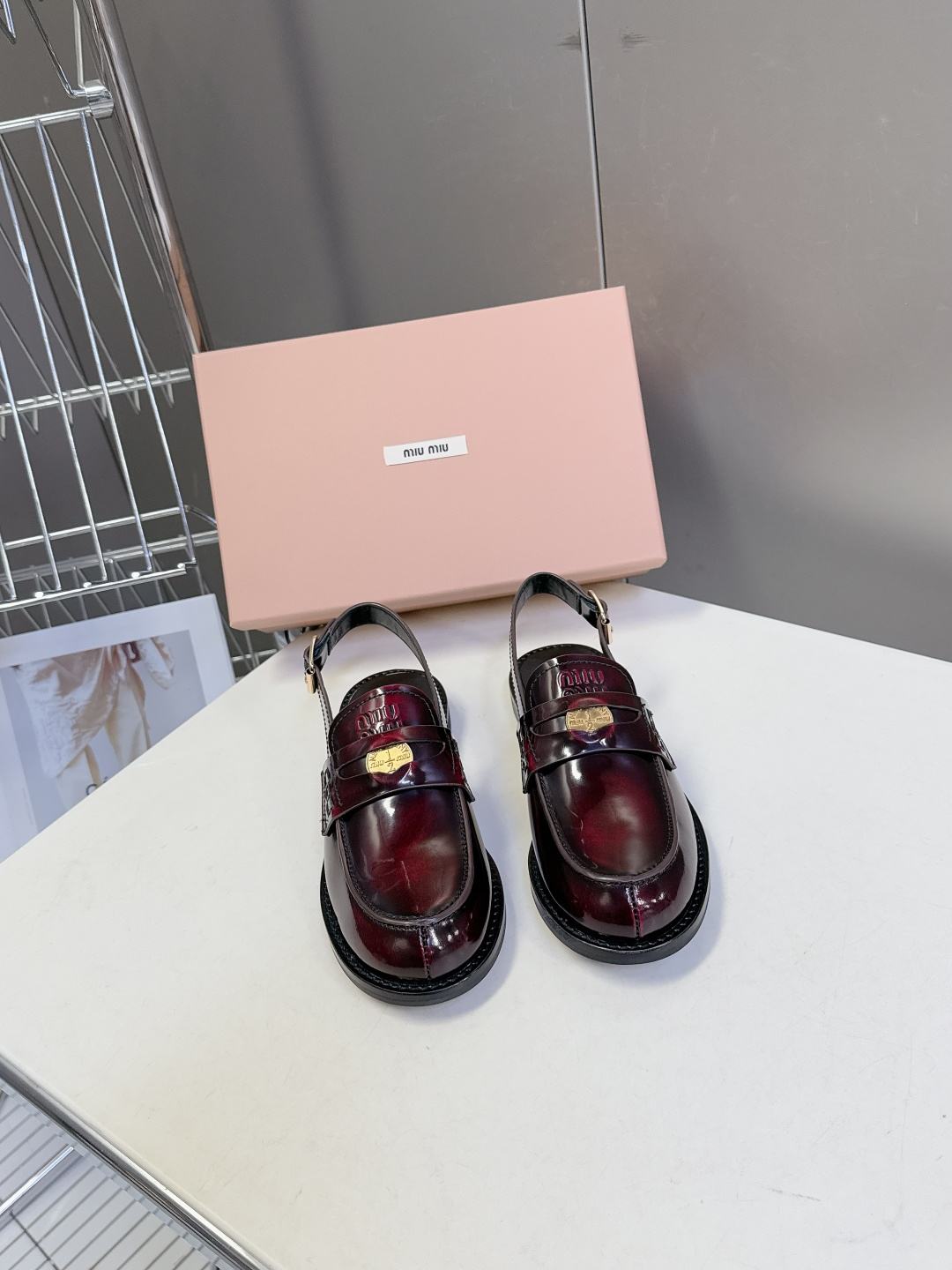 NO:748057,Miu Miu's latest spring and summer coin-backed loafers. The new 'little coins' really make people's hearts melt. Many Internet celebrity fashion bloggers have planted grass. Apart from the detail of a coin sandwiched in the middle, the overall shoe shape is very delicate and not bulky. The shape of the toe is a 'small upturned nose, and the upper foot is super nice. Upper: Customized imported calfskin. Lining: mixed sheepskin. Original molded rubber outsole.  Size 35-40,sandals,miumiu,loafers,sandals,cowhide,sheepskin19860909Miu Miu缪缪春夏最新款钱币后空乐福鞋 新出的‘小钱币’真的让人一整个心都融化超多网红时尚博主种草 除了中间夹着一颗钱币这种细节之外、鞋型整体都狠秀气不笨重、鞋头形状是‘小翘鼻、上脚超级好看 鞋面:定制进口小牛皮 内里:混种羊皮 原版开模橡胶大底 码数35-40,凉鞋,miumiu,loafers,sandals,cowhide,sheepskin,Women's Shoes