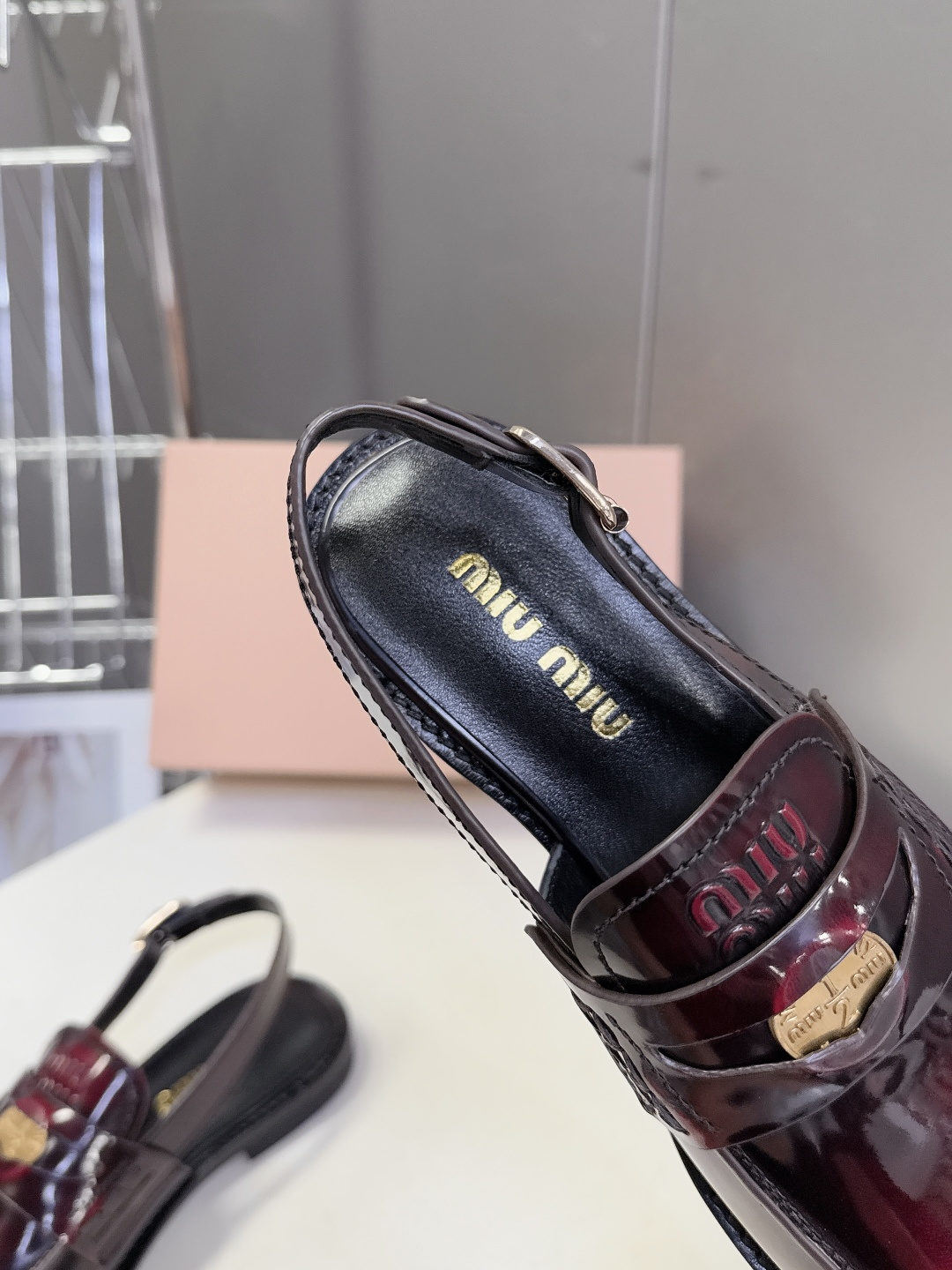 Miu Miu缪缪春夏最新款钱币后空乐福鞋 新出的‘小钱币’真的让人一整个心都融化✔️超多网红时尚博主种