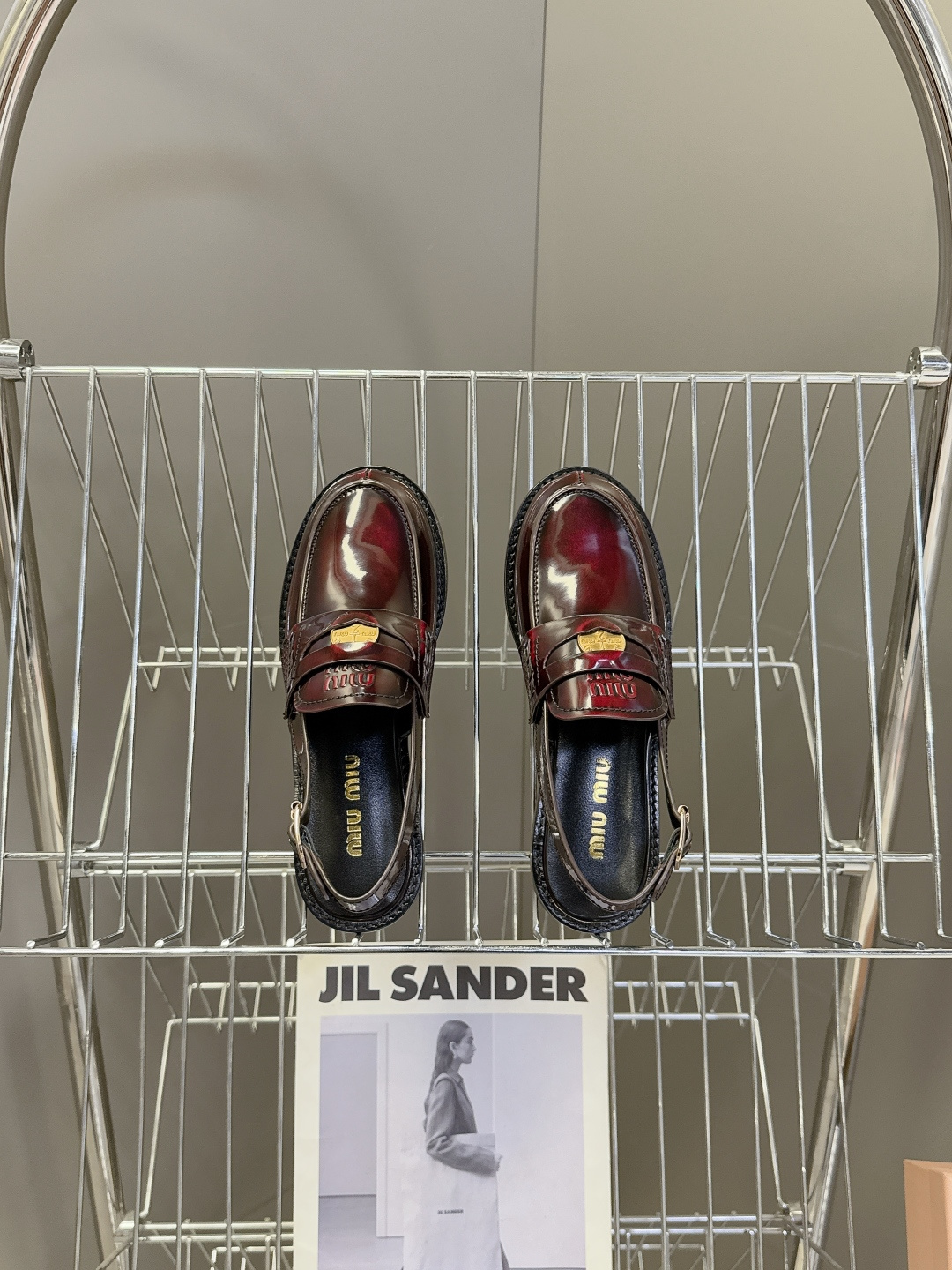 Miu Miu缪缪春夏最新款钱币后空乐福鞋 新出的‘小钱币’真的让人一整个心都融化✔️超多网红时尚博主种