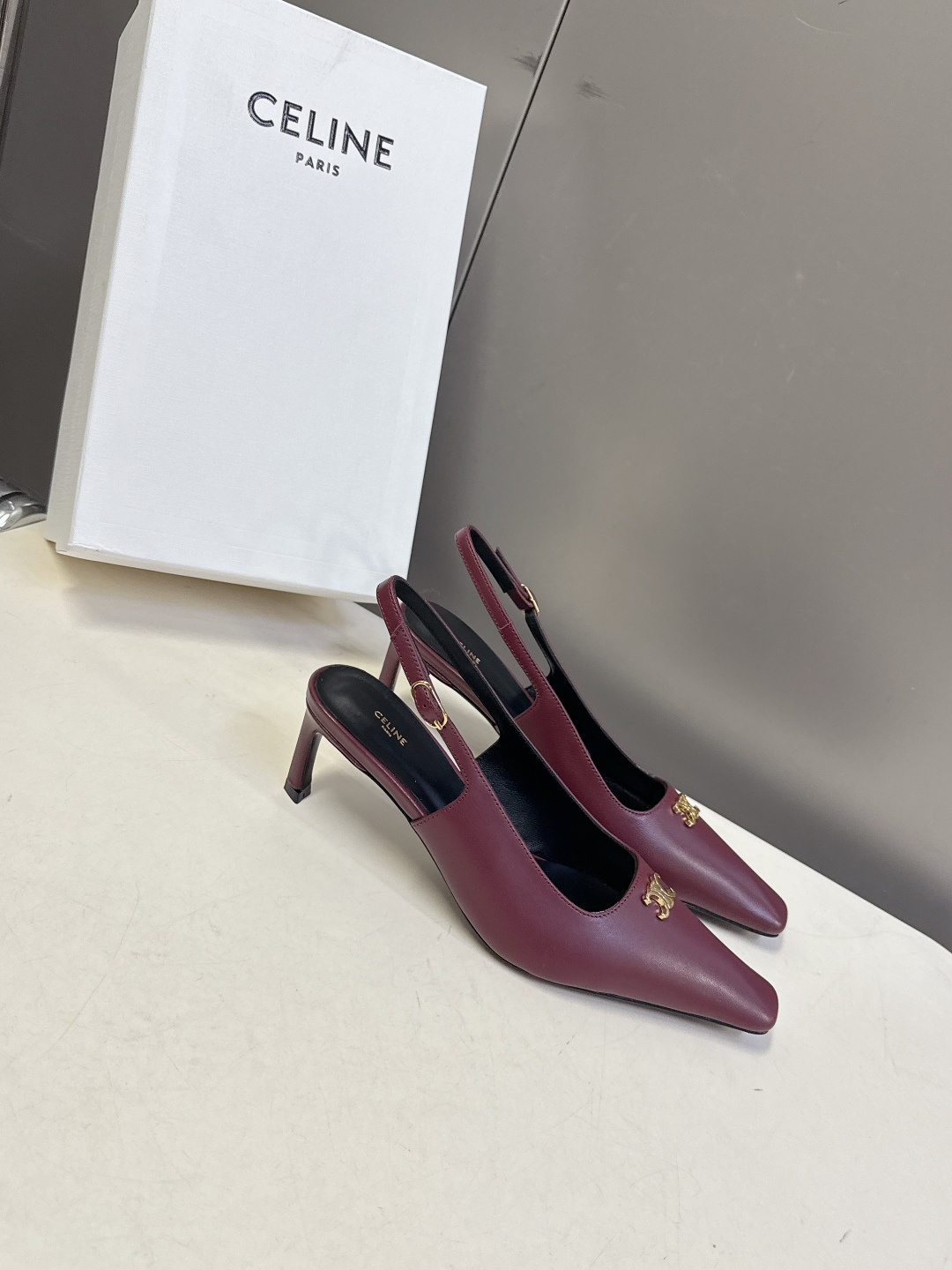 CELINE思琳2026春夏最新凯旋门走秀款 时装鞋 超多网红时尚博主种草 高级感舒适，配女神们的半身裙