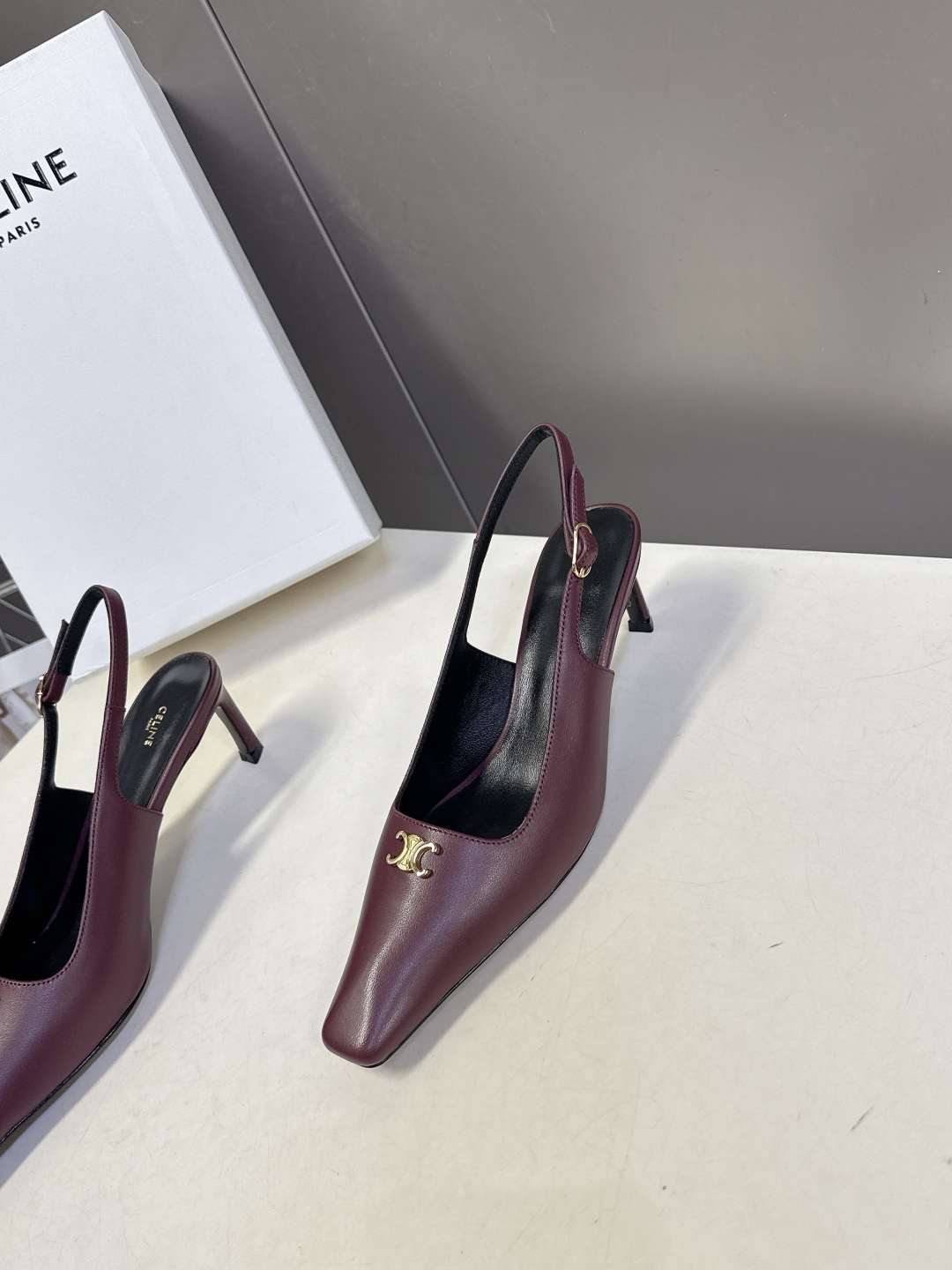 CELINE思琳2026春夏最新凯旋门走秀款 时装鞋 超多网红时尚博主种草 高级感舒适，配女神们的半身裙