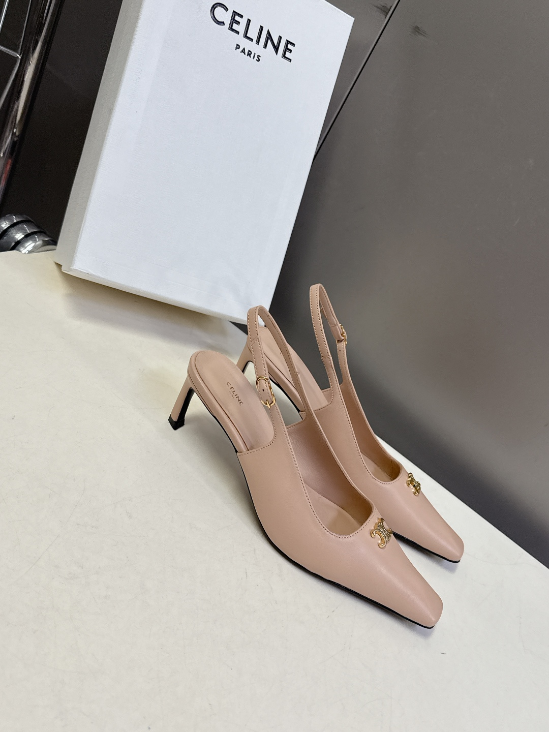 CELINE思琳2026春夏最新凯旋门走秀款 时装鞋 超多网红时尚博主种草 高级感舒适，配女神们的半身裙