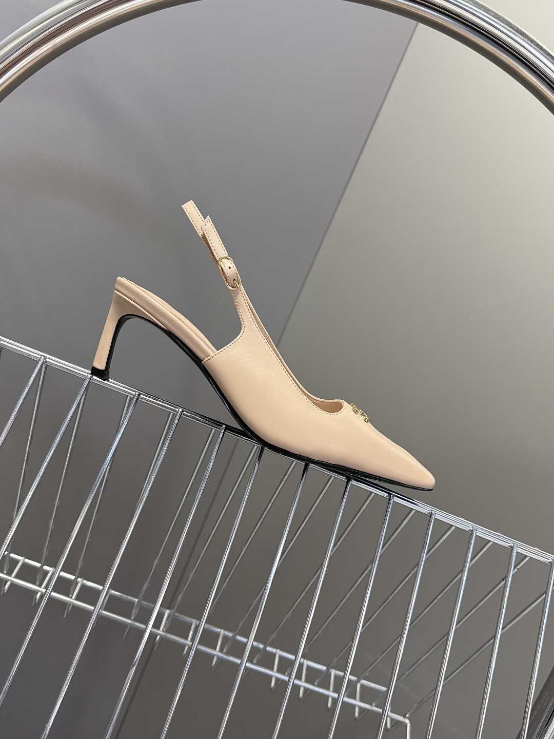 CELINE思琳2026春夏最新凯旋门走秀款 时装鞋 超多网红时尚博主种草 高级感舒适，配女神们的半身裙