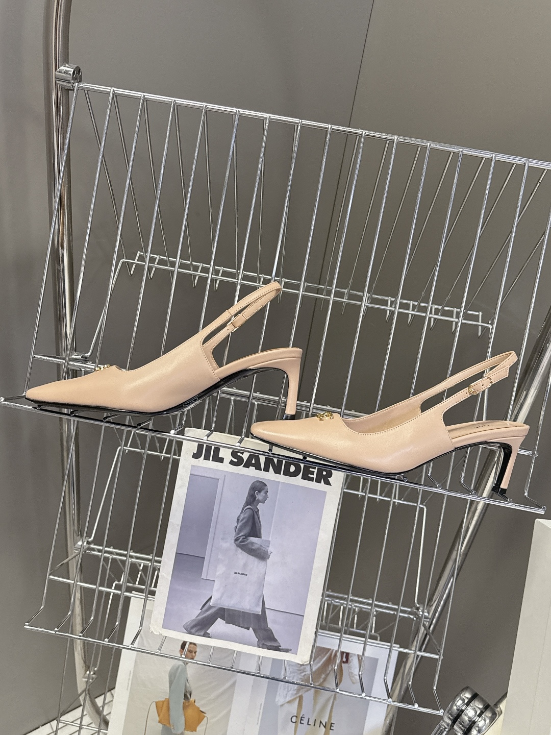 CELINE思琳2026春夏最新凯旋门走秀款 时装鞋 超多网红时尚博主种草 高级感舒适，配女神们的半身裙