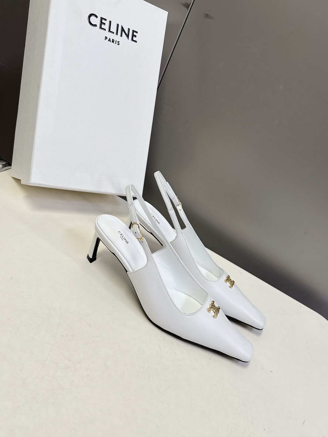 CELINE思琳2026春夏最新凯旋门走秀款 时装鞋 超多网红时尚博主种草 高级感舒适，配女神们的半身裙