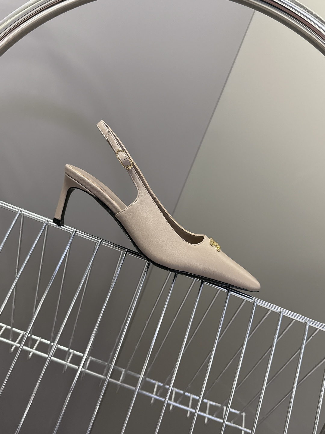 CELINE思琳2026春夏最新凯旋门走秀款 时装鞋 超多网红时尚博主种草 高级感舒适，配女神们的半身裙