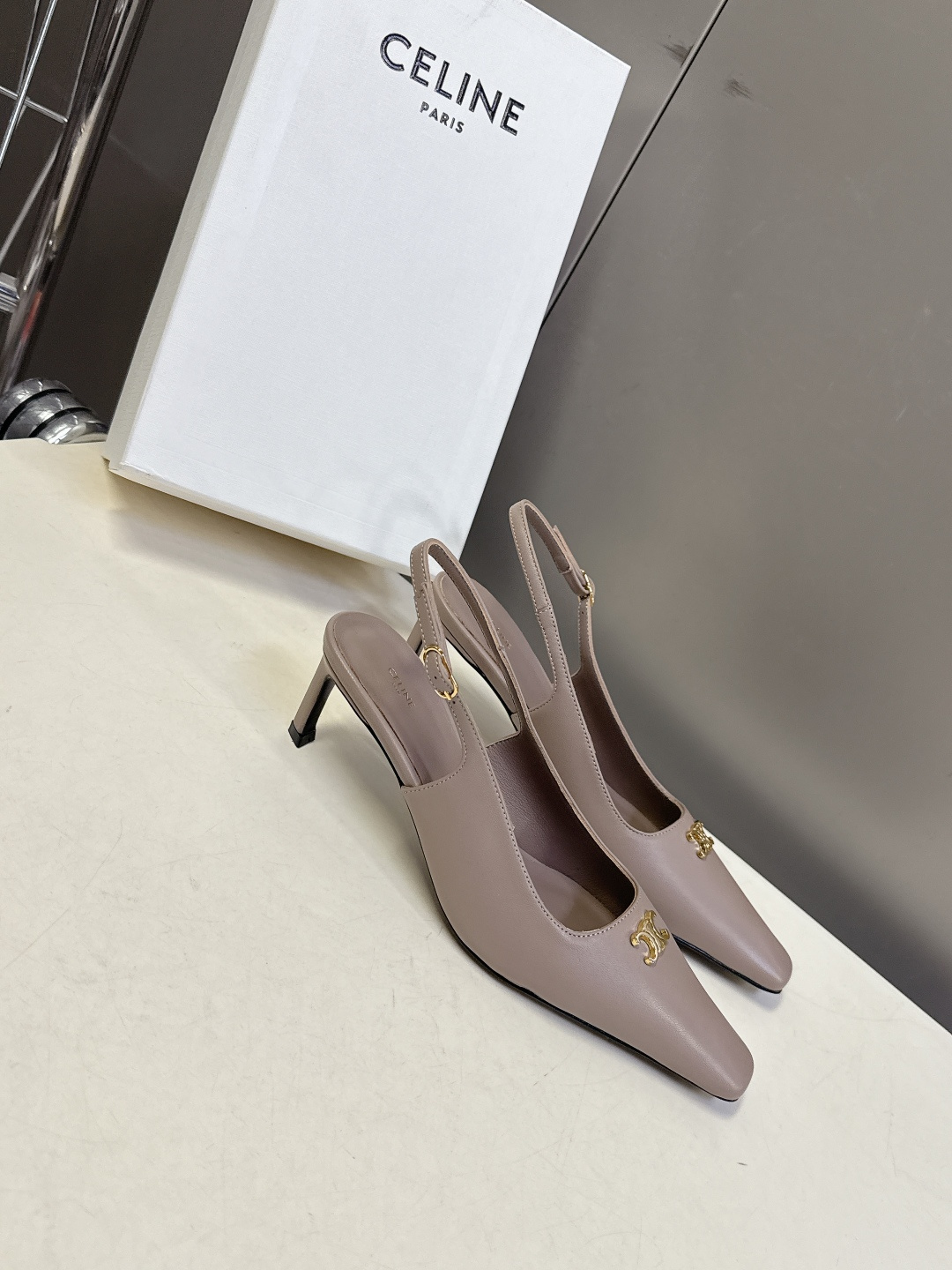 CELINE思琳2026春夏最新凯旋门走秀款 时装鞋 超多网红时尚博主种草 高级感舒适，配女神们的半身裙