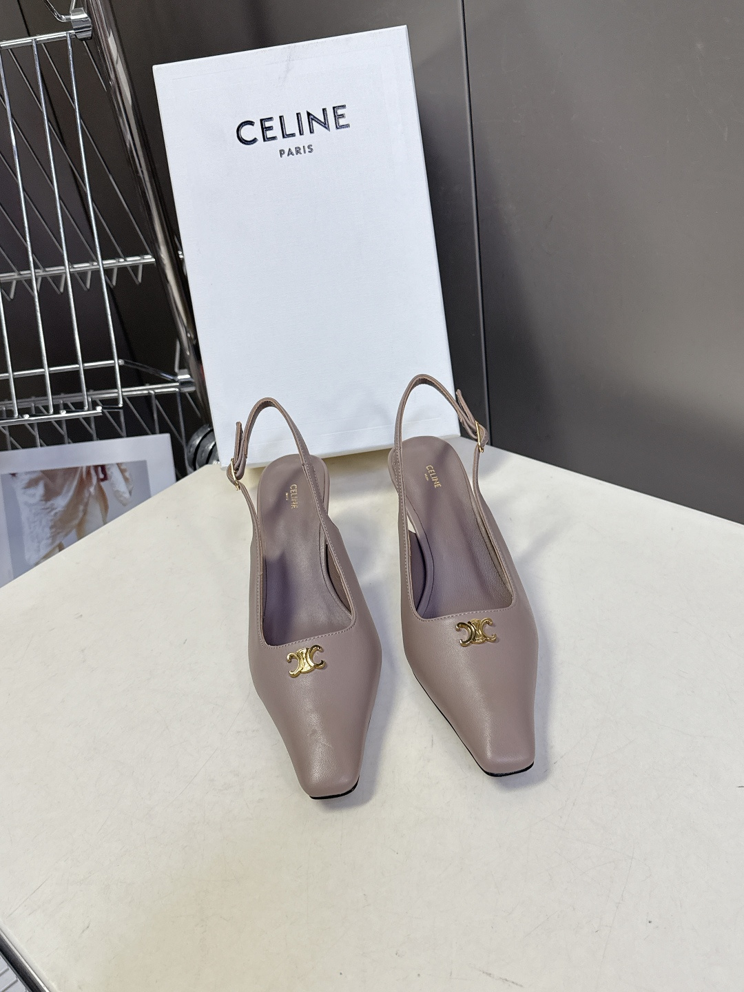 CELINE思琳2026春夏最新凯旋门走秀款 时装鞋 超多网红时尚博主种草 高级感舒适，配女神们的半身裙