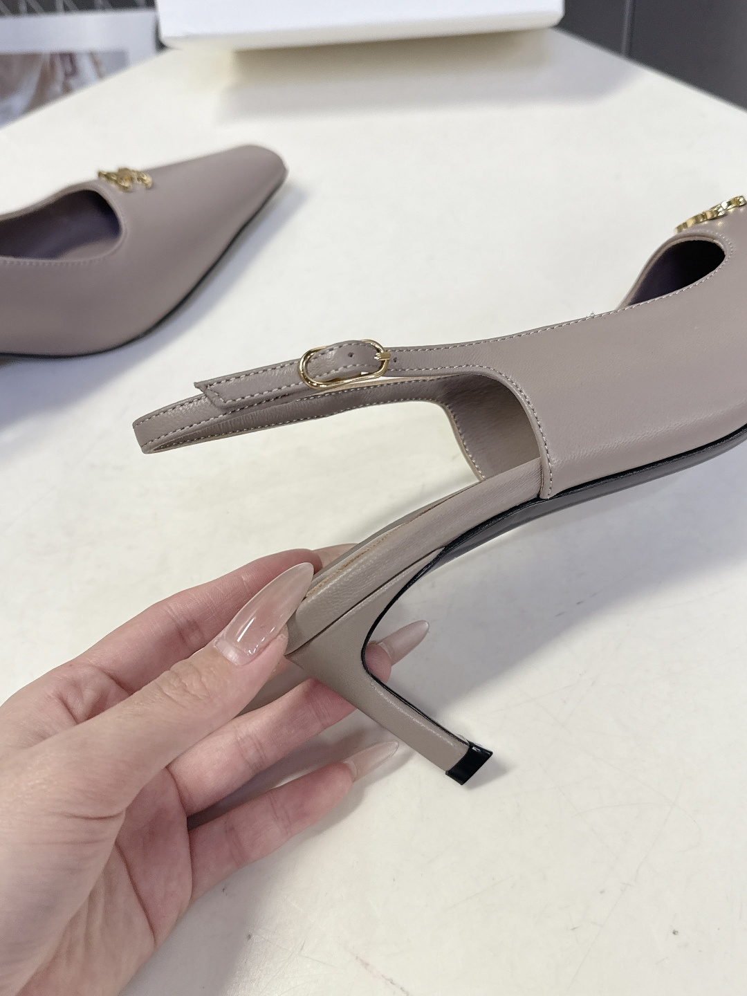 CELINE思琳2026春夏最新凯旋门走秀款 时装鞋 超多网红时尚博主种草 高级感舒适，配女神们的半身裙