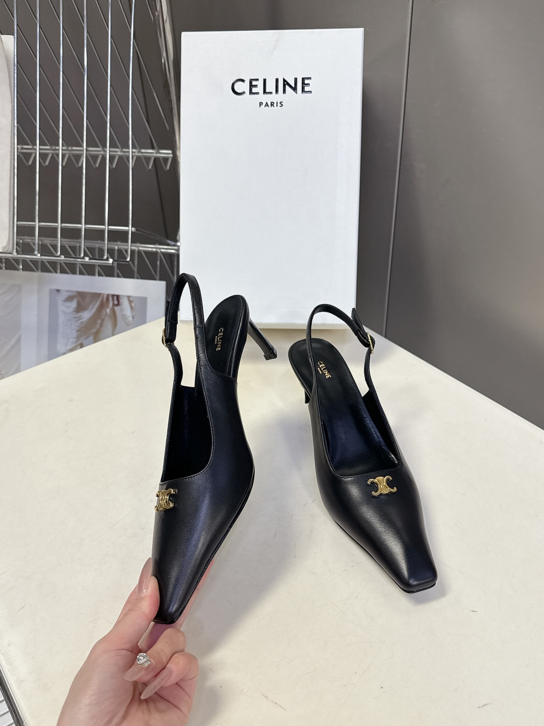 CELINE思琳2026春夏最新凯旋门走秀款 时装鞋 超多网红时尚博主种草 高级感舒适，配女神们的半身裙