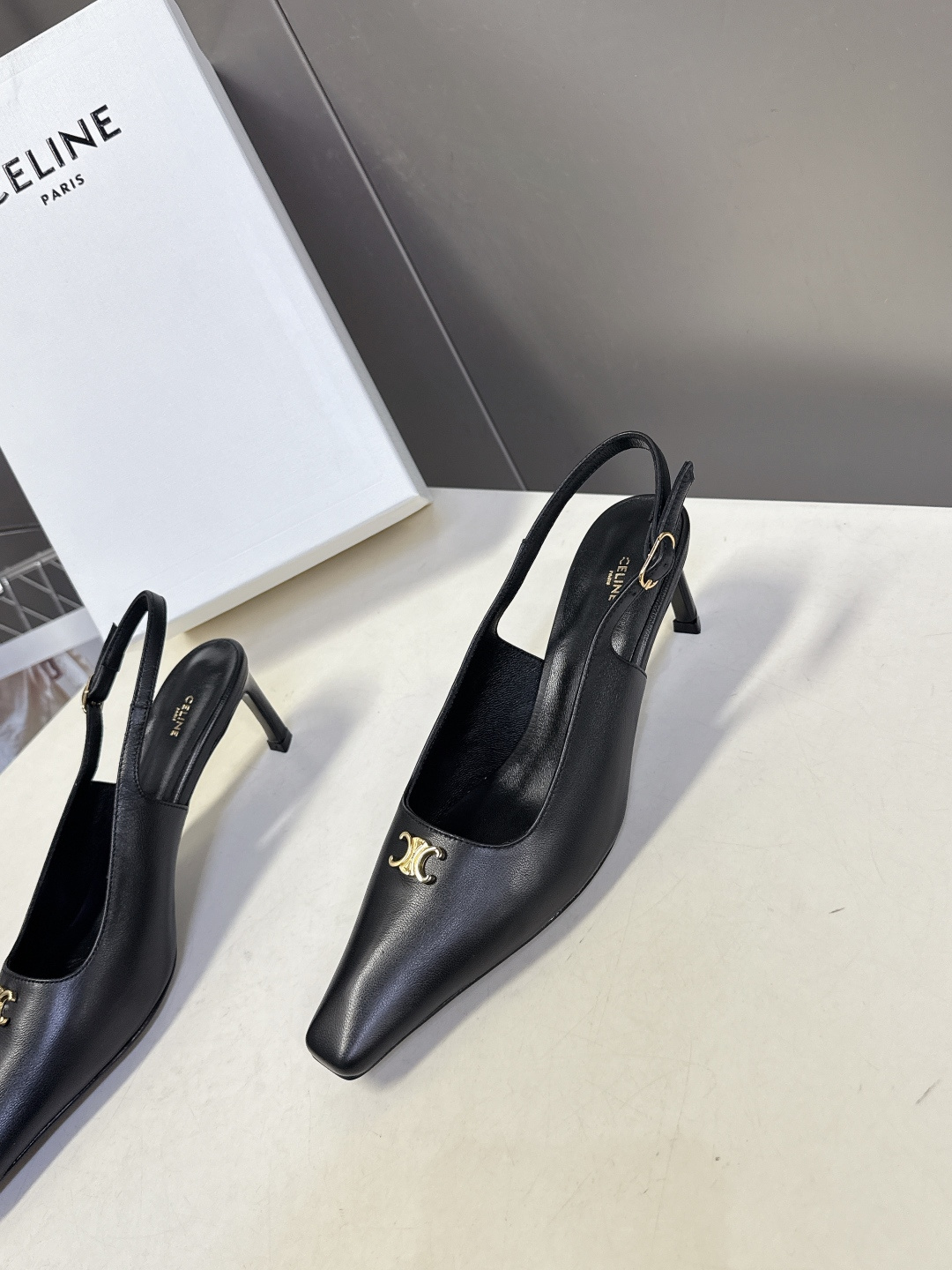 CELINE思琳2026春夏最新凯旋门走秀款 时装鞋 超多网红时尚博主种草 高级感舒适，配女神们的半身裙