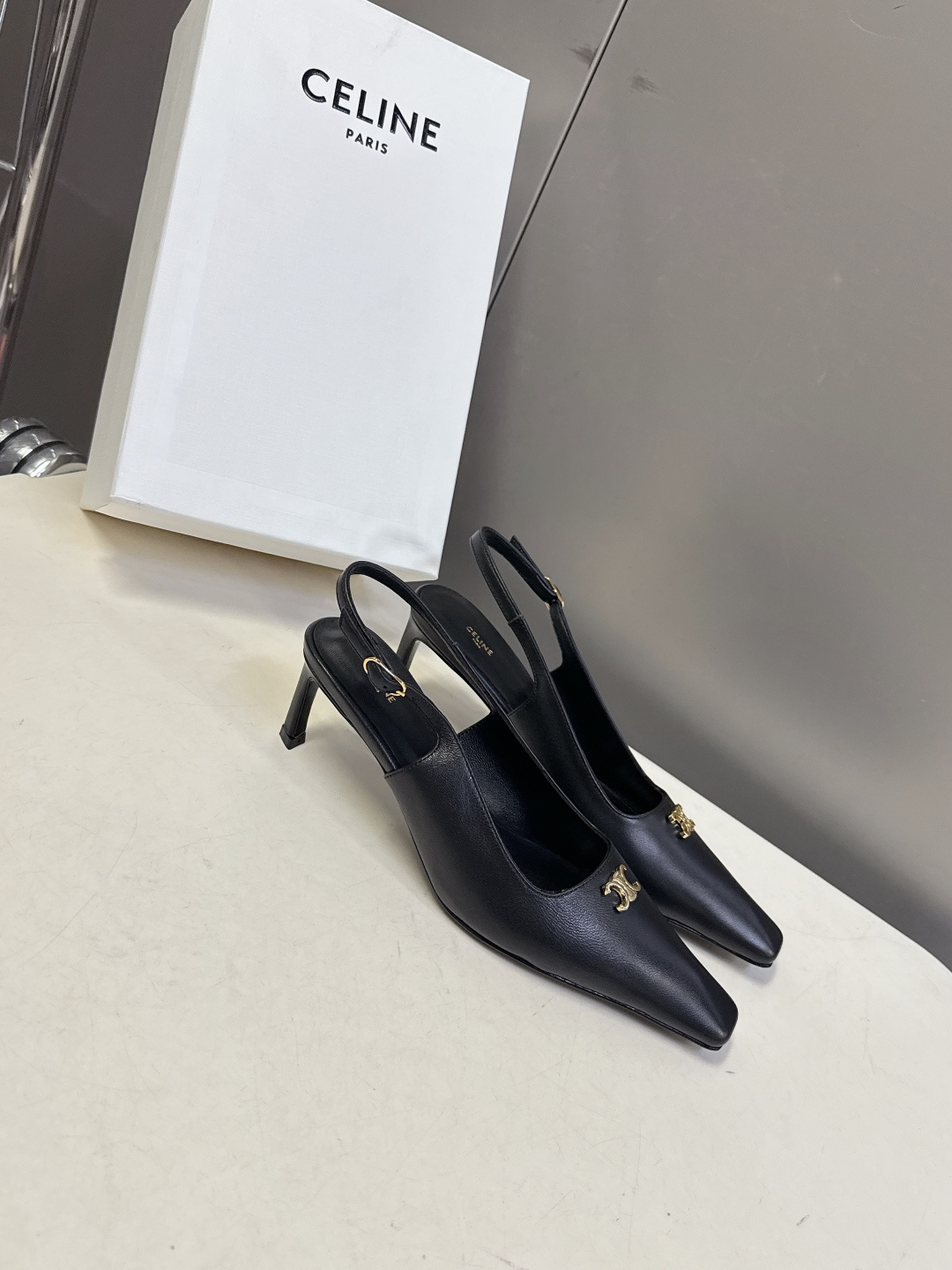 CELINE思琳2026春夏最新凯旋门走秀款 时装鞋 超多网红时尚博主种草 高级感舒适，配女神们的半身裙