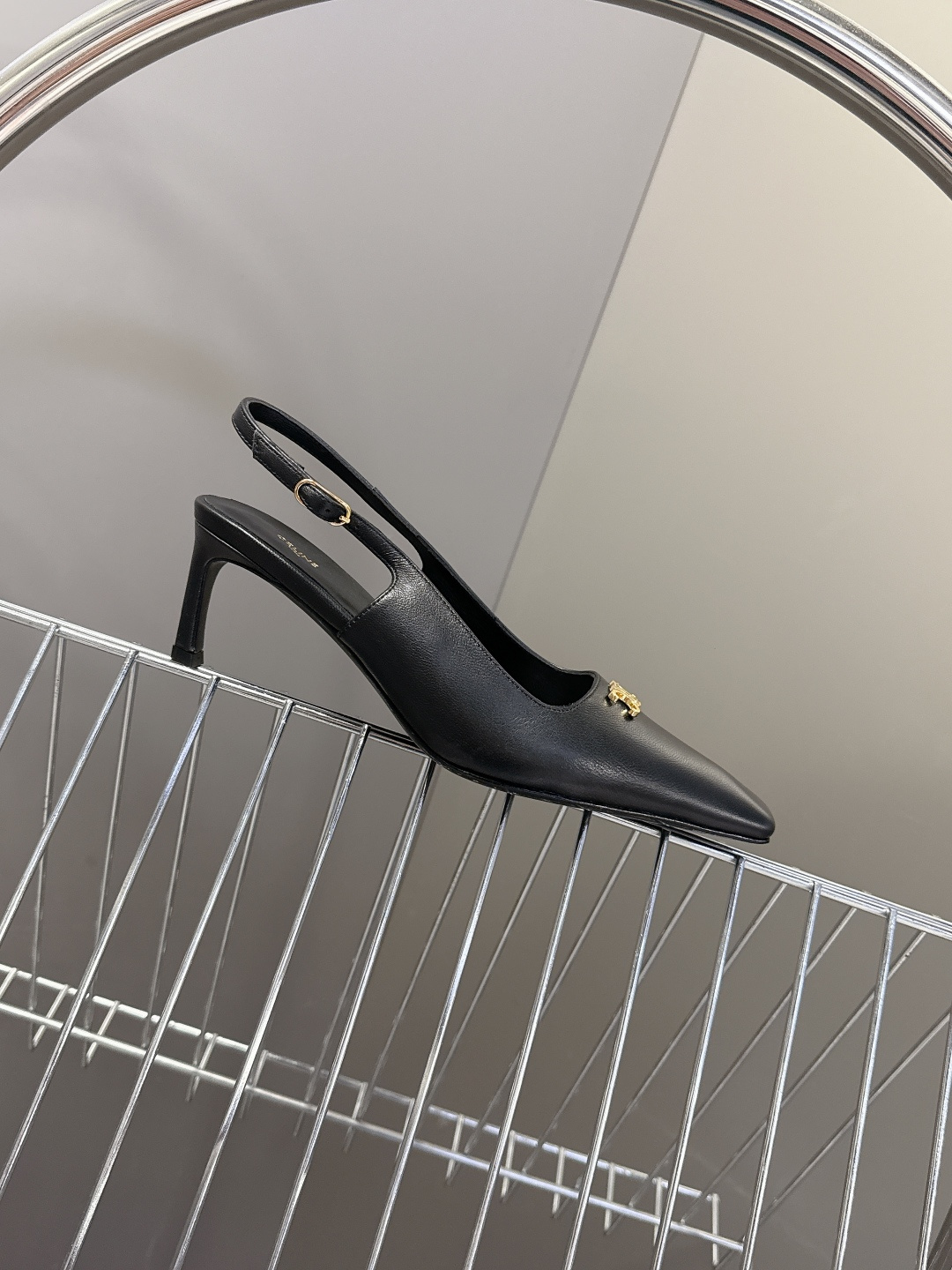 CELINE思琳2026春夏最新凯旋门走秀款 时装鞋 超多网红时尚博主种草 高级感舒适，配女神们的半身裙